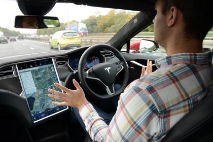 Tesla autopilot vs. Slovák vo vedení 