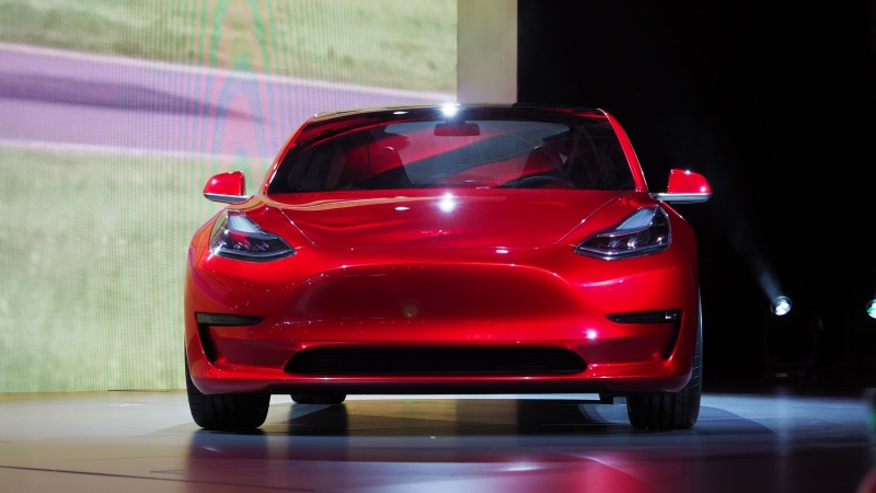 Tesla púšťa Model 3 do výroby bez testovania!