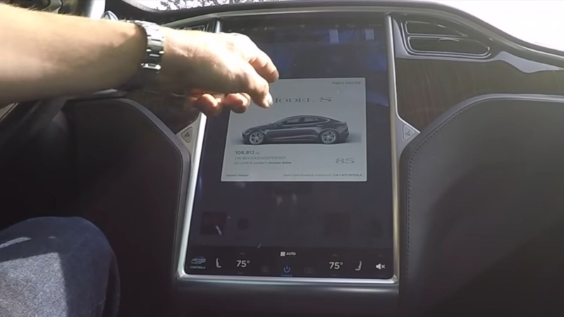 Kúpil najlacnejšiu 6 ročnú Teslu Model S na svete! Za koľko?