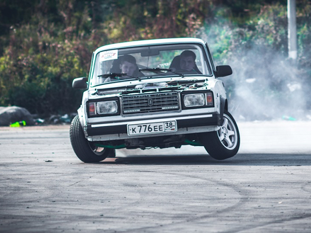 Sleduj brutálnu driftovačku chlapcov z Ruska! 