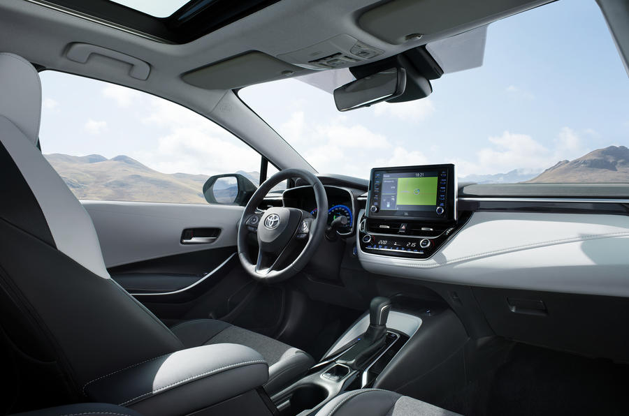 Adaptívne zavesenie kolies AVS, viacprvková zadná náprava, viac kvalitných prvkov značky Toyota = Nová Toyota Corolla Touring Sports  