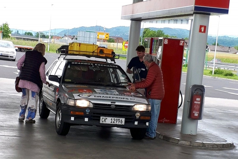 80 ročná žena s 20 ročnou Toyotou zvládla non-stop 12 000 km! Prečo?