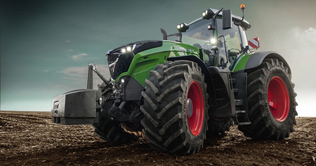 Najrýchlejší traktor na svete: 7,7 ton vážiaci kolos dá 130 km/h na snehu!