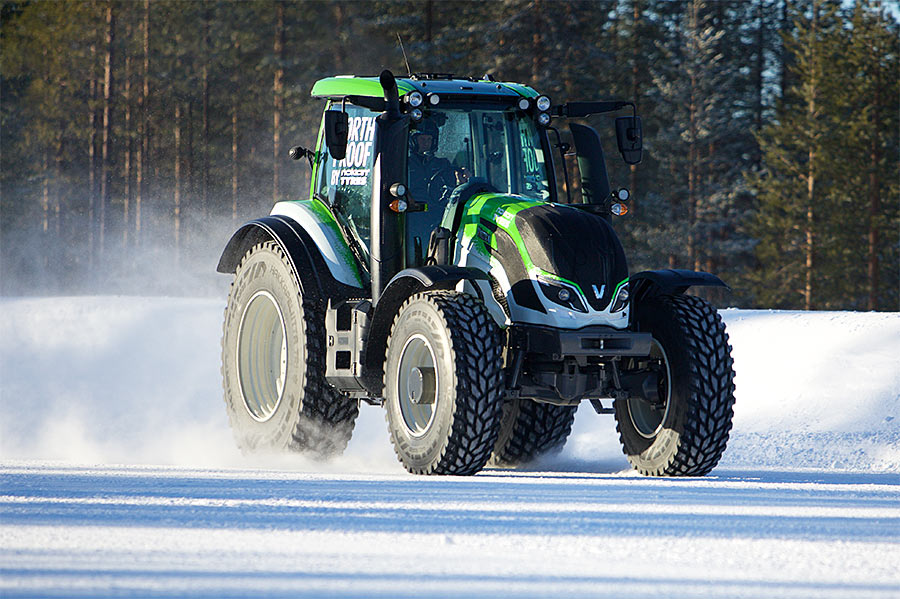 Najrýchlejší traktor na svete: 7,7 ton vážiaci kolos dá 130 km/h na snehu!