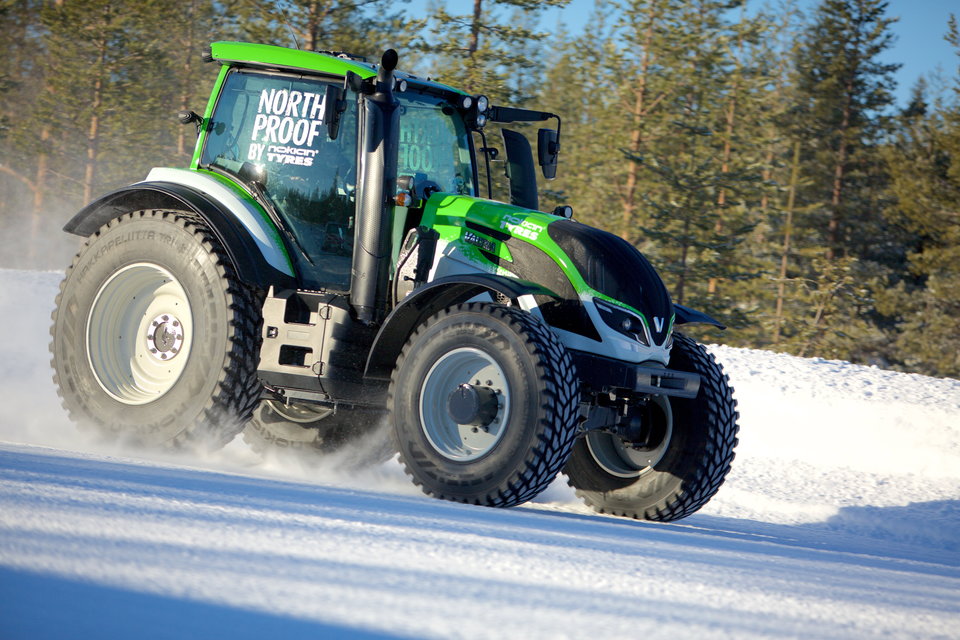 Najrýchlejší traktor na svete: 7,7 ton vážiaci kolos dá 130 km/h na snehu!