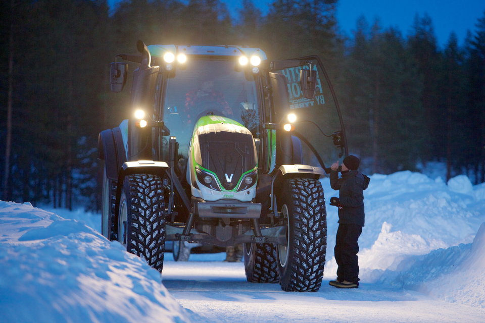 Najrýchlejší traktor na svete: 7,7 ton vážiaci kolos dá 130 km/h na snehu!