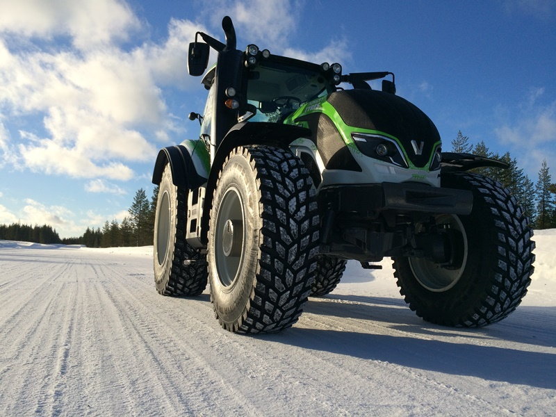 Najrýchlejší traktor na svete: 7,7 ton vážiaci kolos dá 130 km/h na snehu!