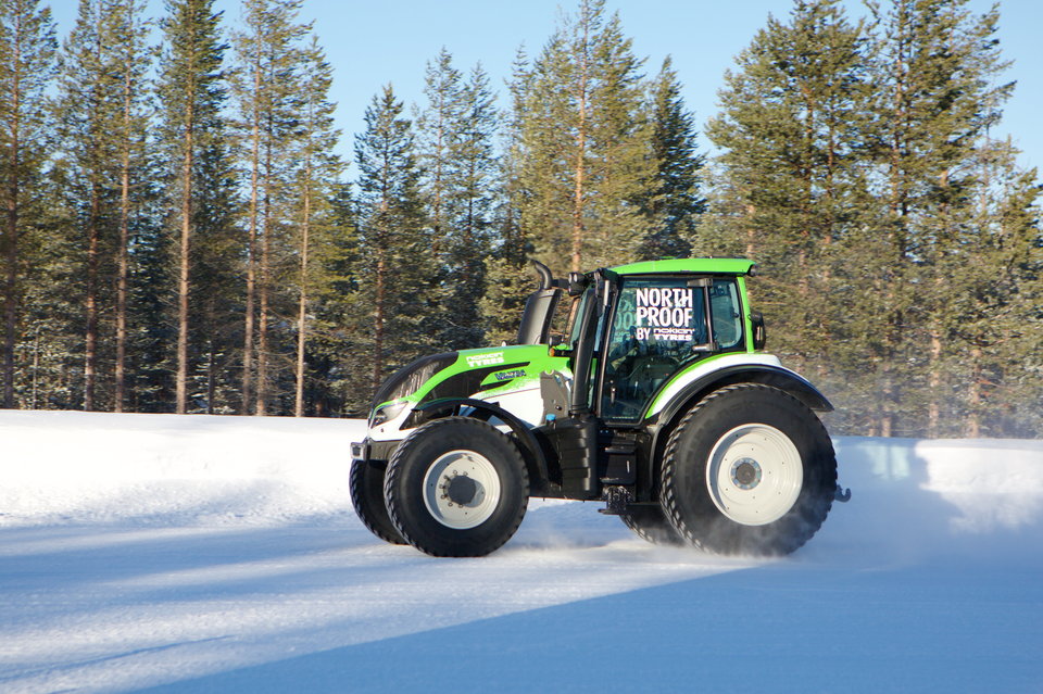 Najrýchlejší traktor na svete: 7,7 ton vážiaci kolos dá 130 km/h na snehu!