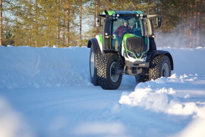 Najrýchlejší traktor na svete: 7,7 ton vážiaci kolos dá 130 km/h na snehu!