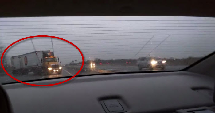 Vodič, ktorý natáčal video havarovaného kamiónu, zažil poriadny šok!