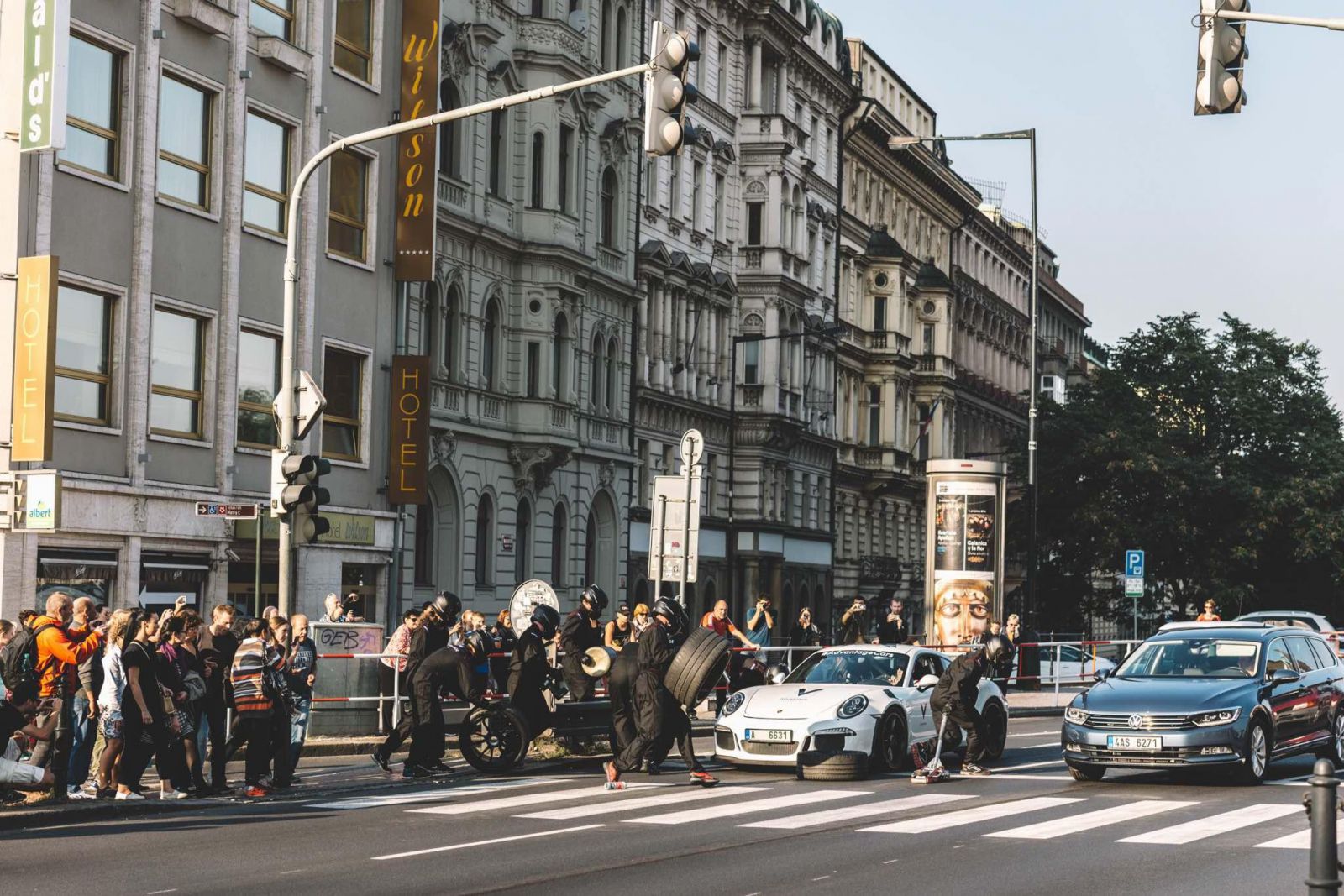 VIDEO: V uliciach Prahy zažili okoloidúci pit stop ako v F1!