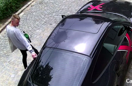 Vandal poškriabal takmer celý automobil!