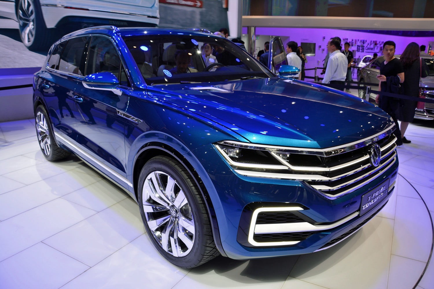Nový Touareg nie je jediný, ktorý na seba strháva pozornosť! Unikátny nájazd spravil z tohto VW rovnako slávneho rekordéra!