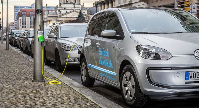 V Berlíne môžete dobíjať elektromobil pomocou retro zariadení umiestených na lampách