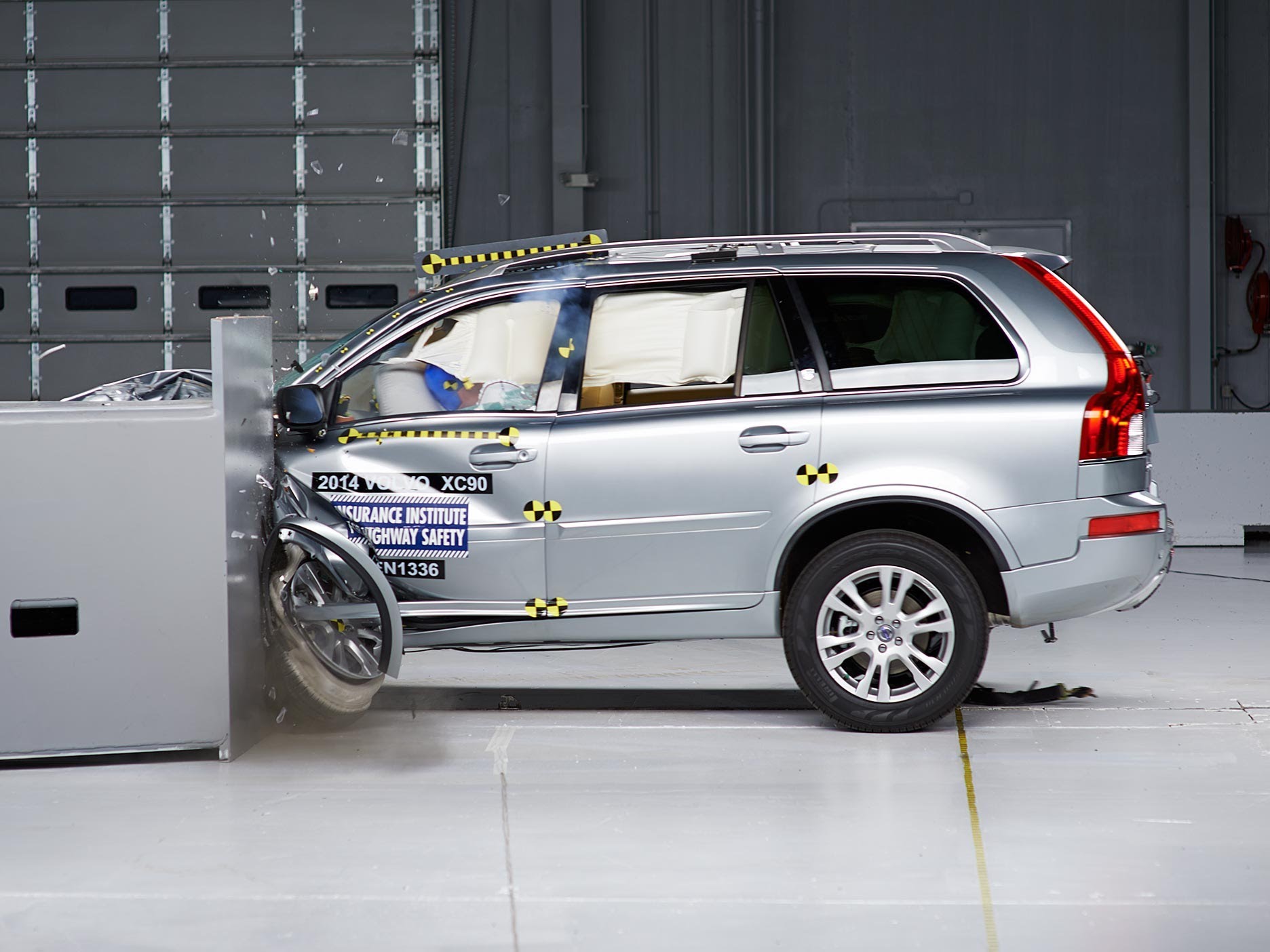 2014 Volvo XC90 crash test s 25% prekrytím 