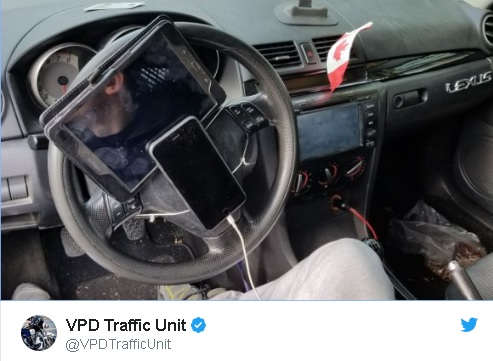 Vodič pripevnil podomácky zhotovený držiak I-podu a telefónu na volant