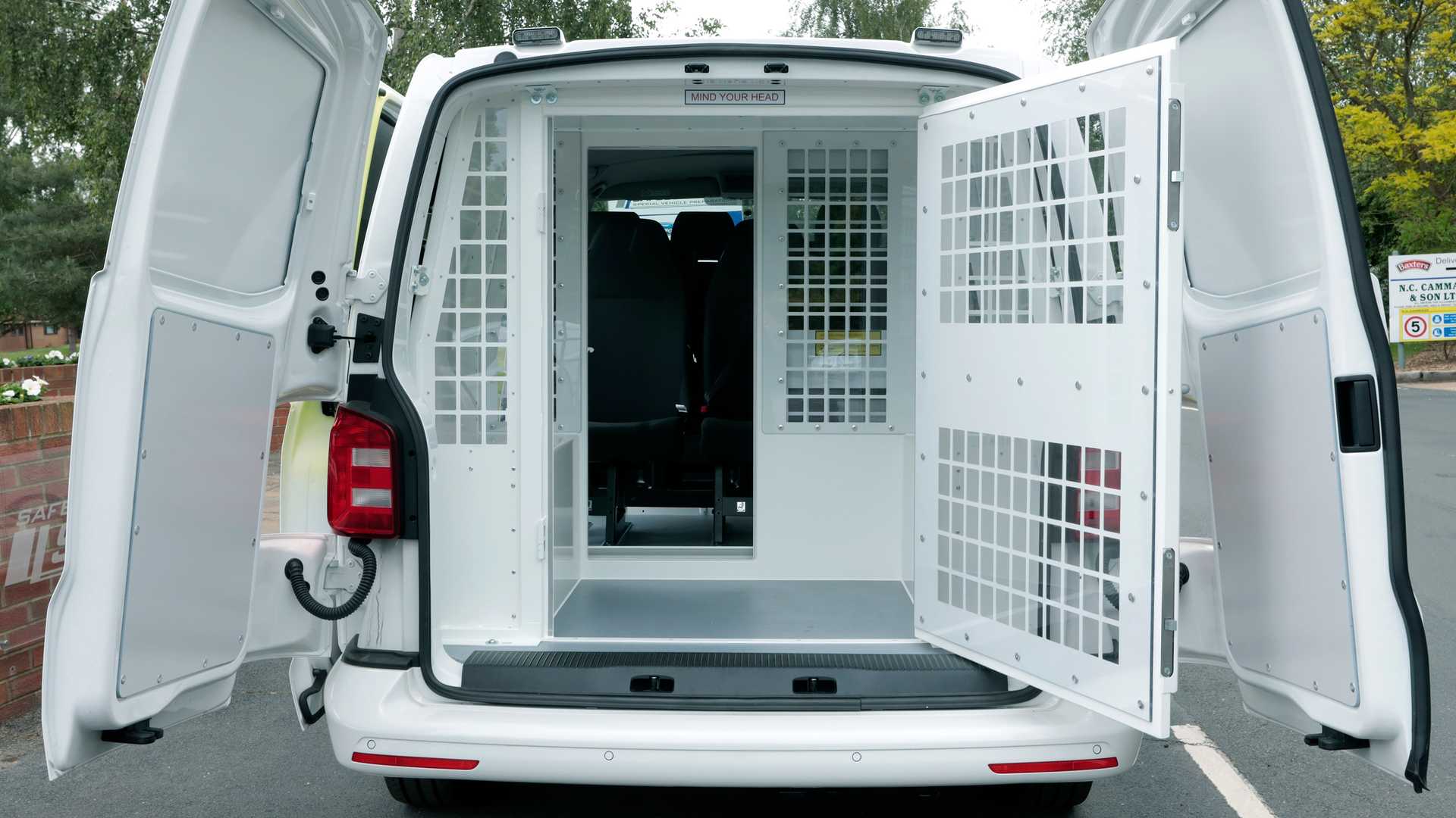 Takto vyzerá väzenie na kolesách od VW! VW Prisoner Van!