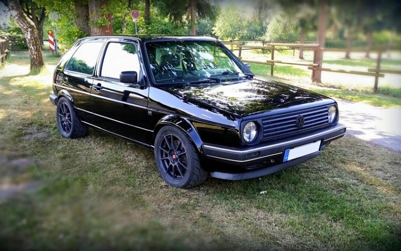 VIDEO: VW Golf II udupe Chiron, Aventador aj M5-ku do zeme!