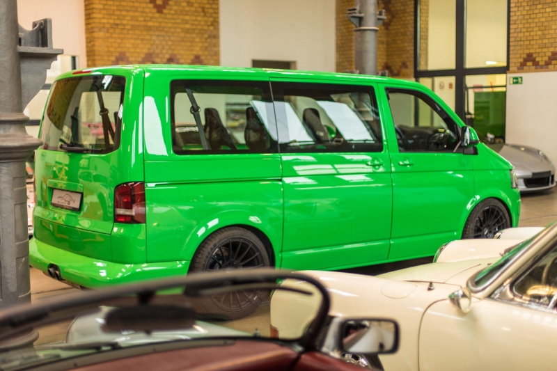 VIDEO: VW Transporter s maximálkou 300 km/h je na predaj!