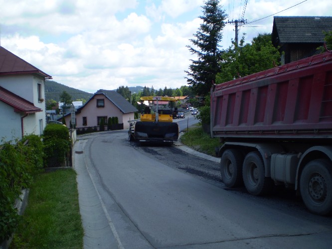 Ako sa asfaltujú cesty na Slovensku? Máme sa čo učiť!
