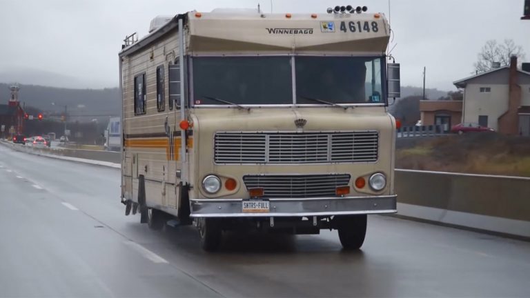 VIDEO: do 43 ročného karavanu dali V8-mičku so 600 koňmi!