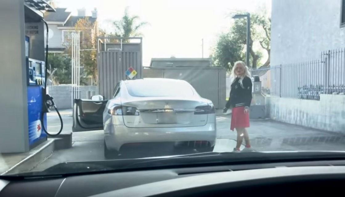 Žena natankovala benzín do elektrickej Tesly: Čo sa stalo?