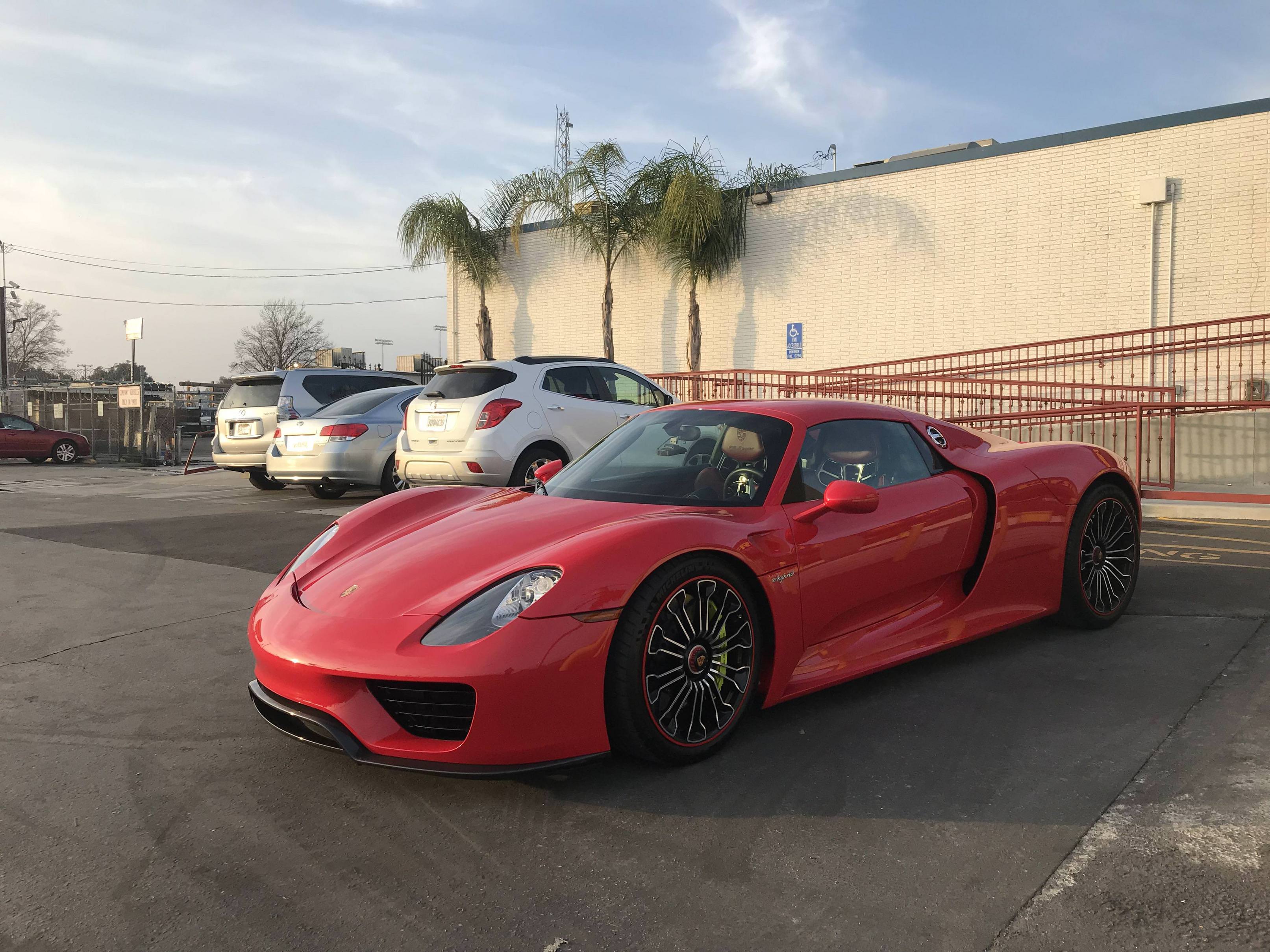 Majiteľ Porsche 918 musel vymeniť batériu. Cena? 216 000€!!!
