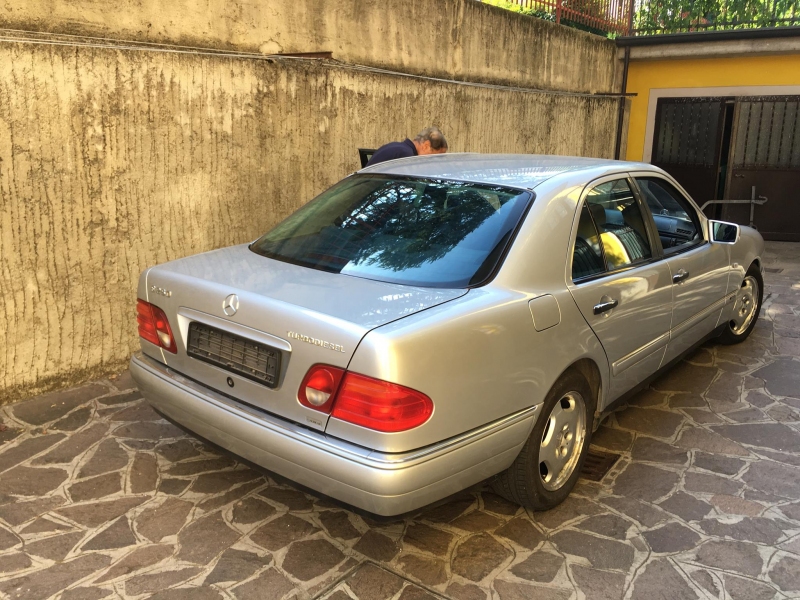 18-ročný nový Mercedes E 250 TD W210