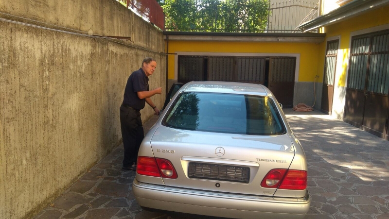 18-ročný nový Mercedes E 250 TD W210