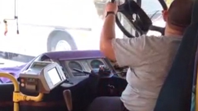 Vodičovi autobusu odpadol volant priamo počas jazdy!