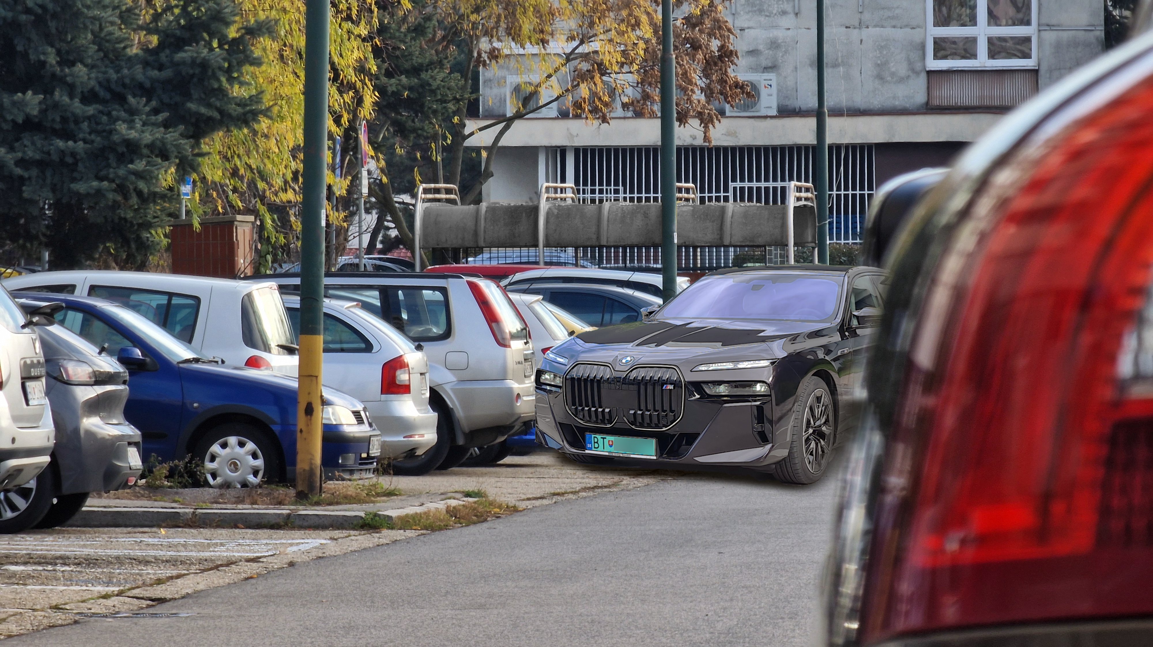 Autobazar.EU. Veľmi tesné parkovanie ako trest. Ilustračné foto 