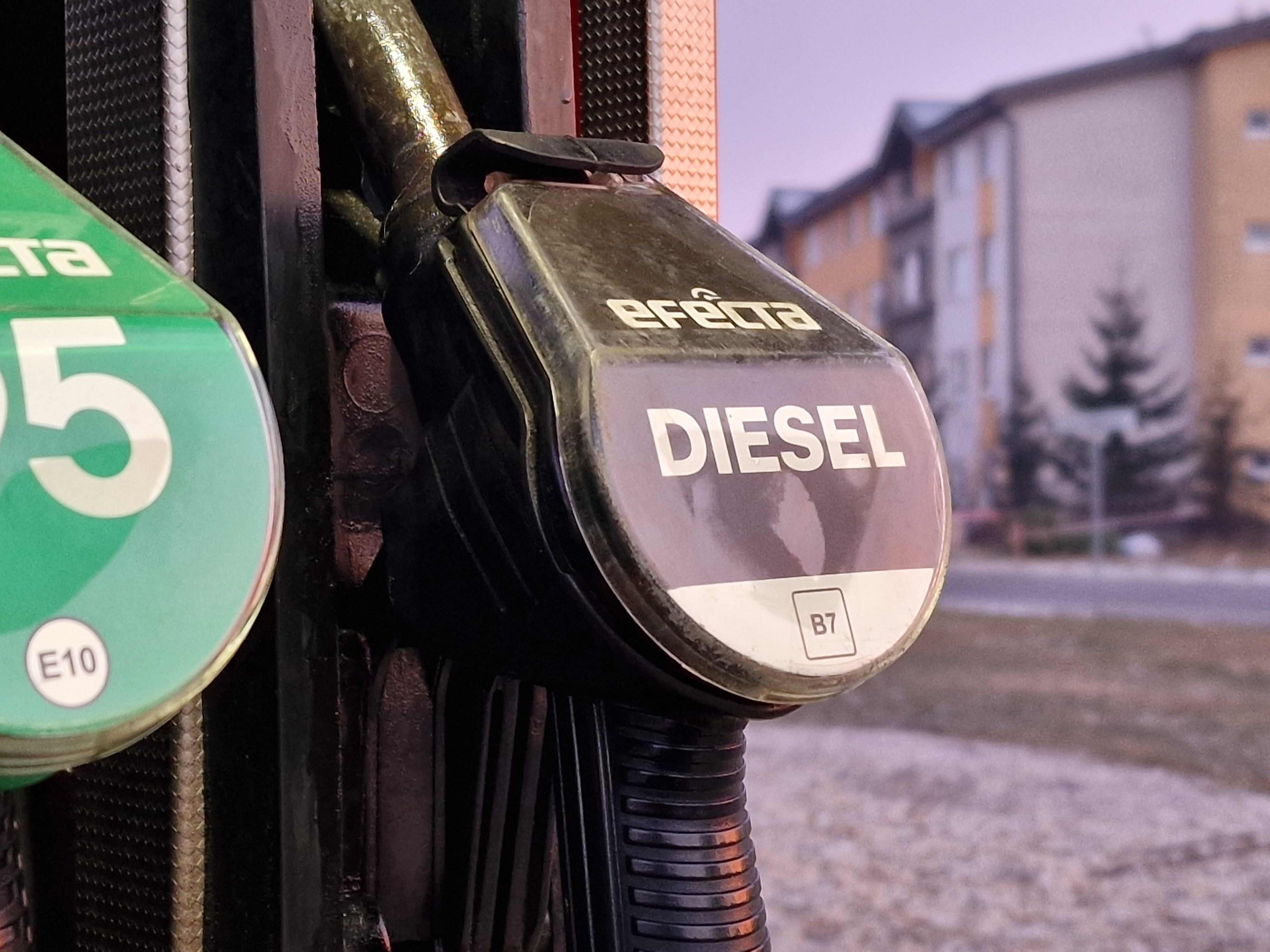Redakcia Autobazar.EU. Obavy z nedostatku palív a vysokých cien pre motoristov aj priemysel sú oprávnené a perspektíva je napriek iniciatíve Vlády SR a Slovnaftu neistá
