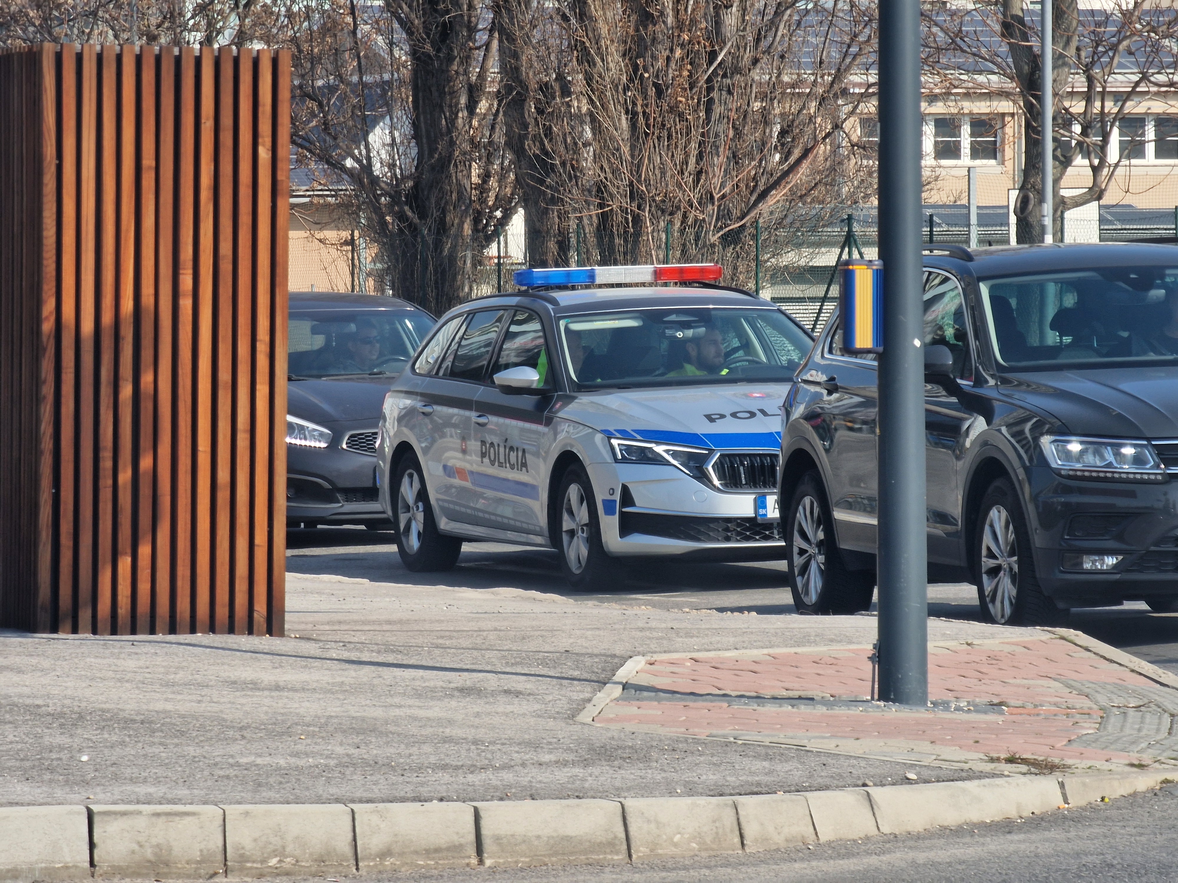 E.Stríž. Odcudzenie automobilu či motocykla by ste mali bezodkladne ohlásiť na polícii na čísle 158. Je však naivné domnievať sa, že celý aparát odloží svoju aktuálnu prácu a vrhne sa do hľadania vášho auta.