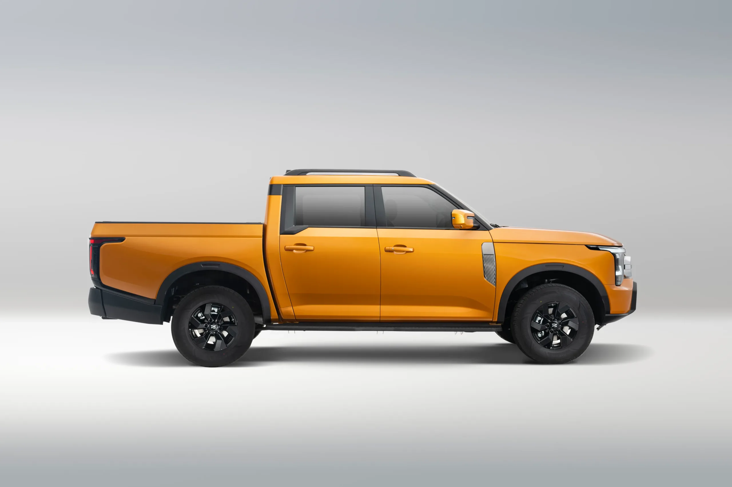 DONGFENG. Dĺžka 5 520 mm, rázvor 3 300 mm, ložná plocha viac než 2,4 m²
