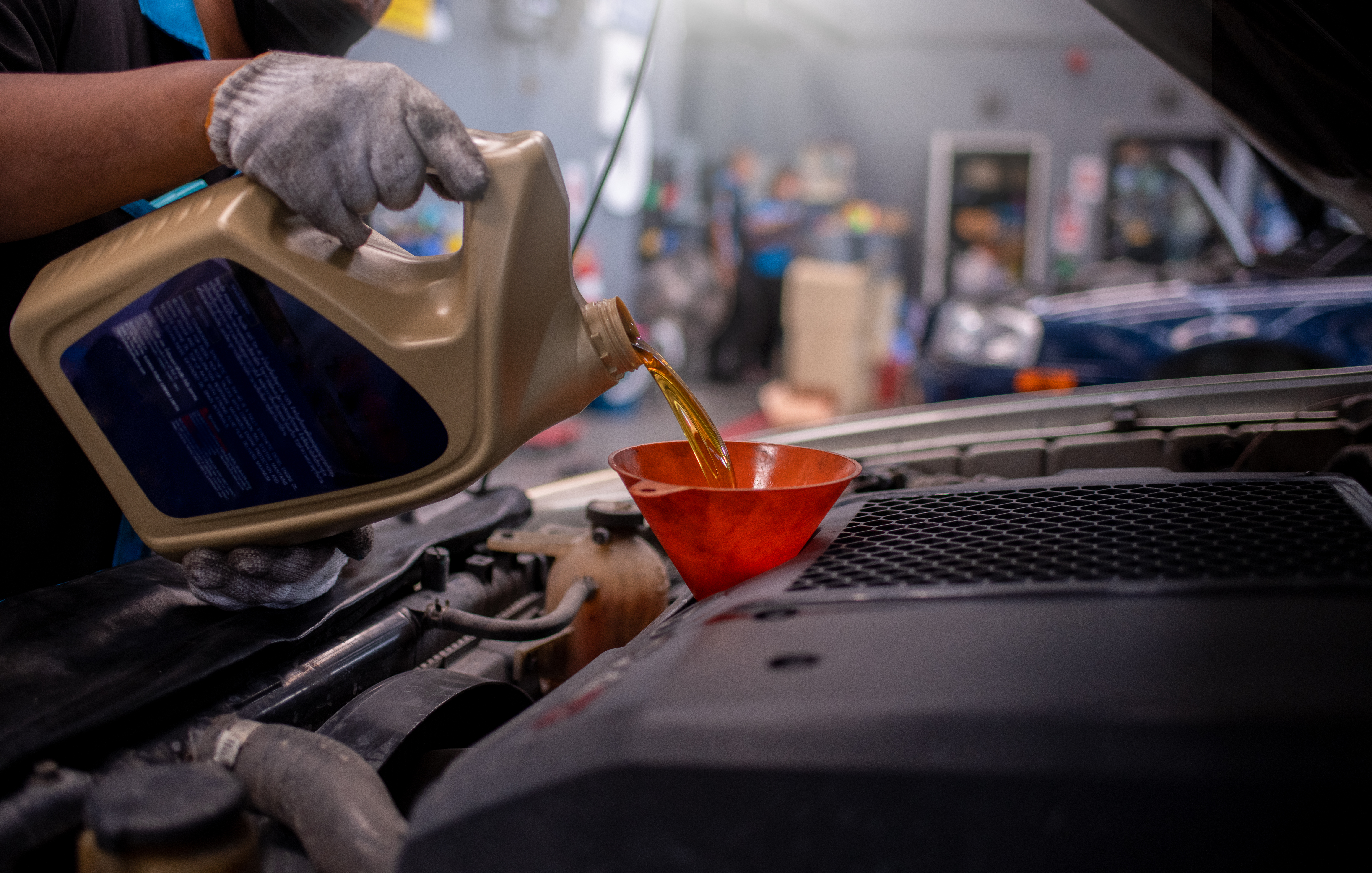 Autobazar.EU. Kupujete jazdenku? Skontrolujte hladinu oleja, viditeľné netesnosti a servisnú históriu. Predávajúceho sa nezabudnite opýtať, či medzi výmenami dolieval olej a v akom množstve, aj keď je možné, že vám celú pravdu zatají