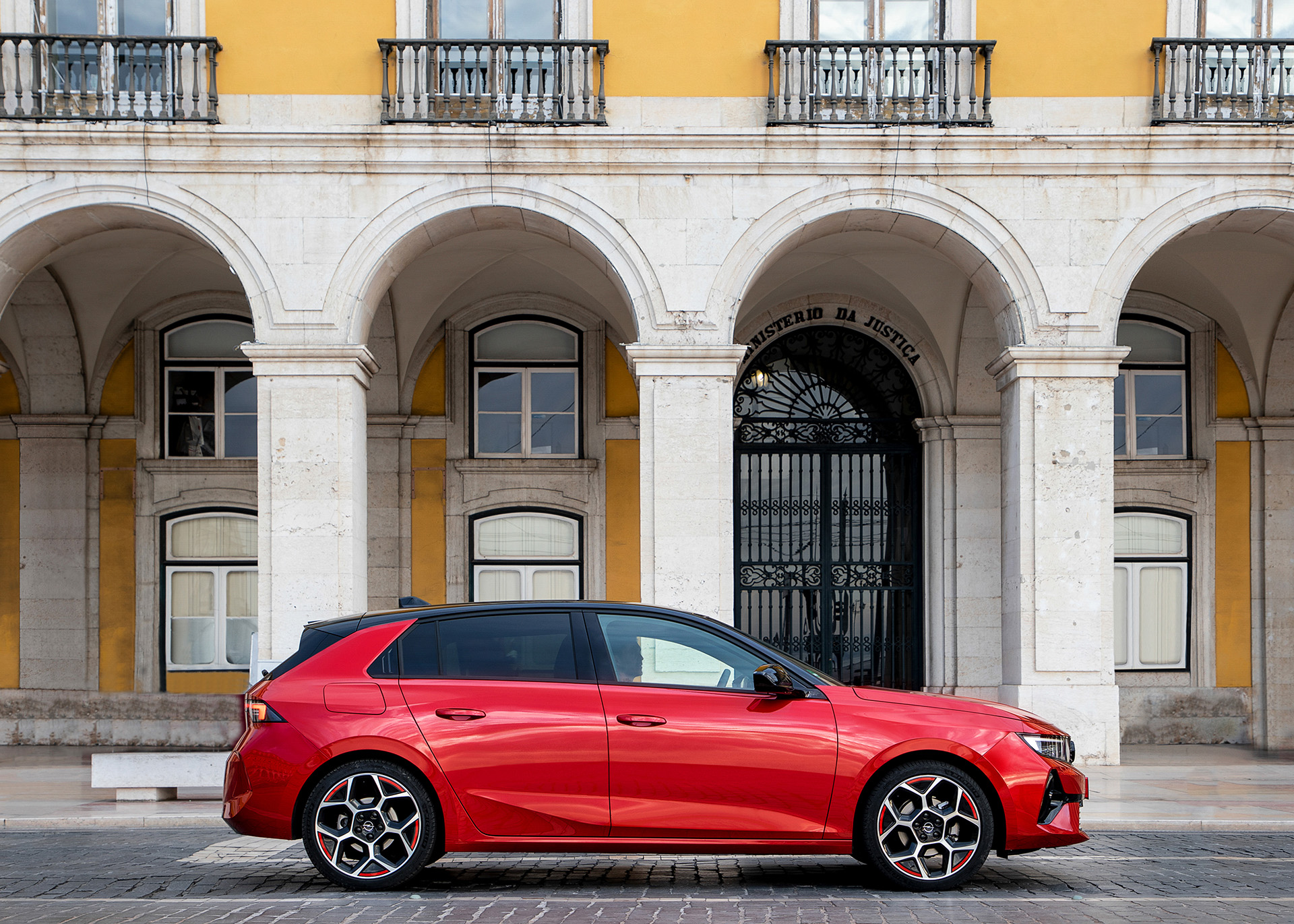 Nový Opel Astra: Trojvalce, plug-in a nová identita