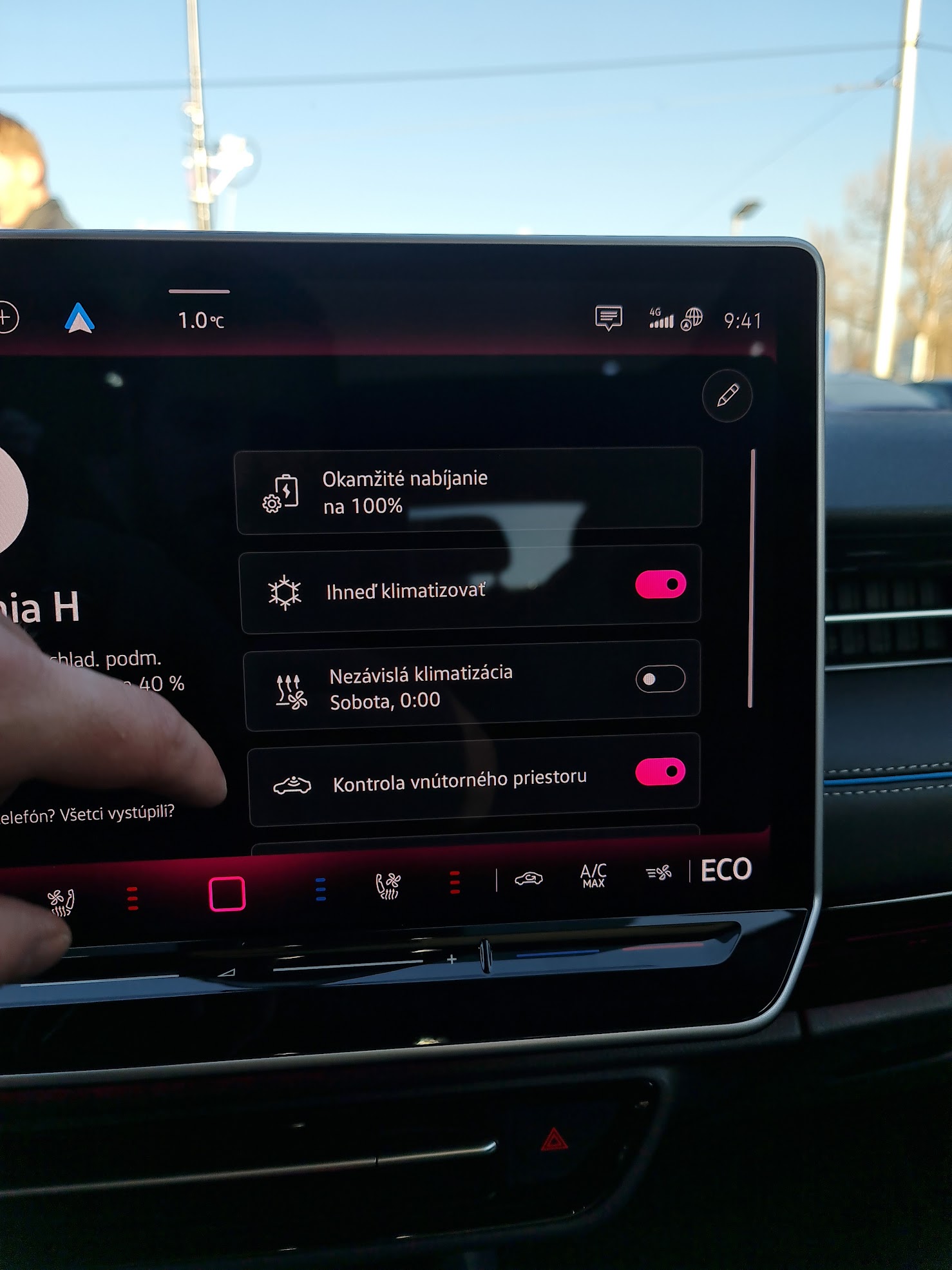 Redakcia Autobazar.EU. Funkcia nezávislého vykurovania je praktickou funkciou novších vozidiel, najmä v elektromobiloch je zvlášť účinná, pretože je napájaná trakčným akumulátorom. Samozrejme, aj vyhrievanie stojí energiu.