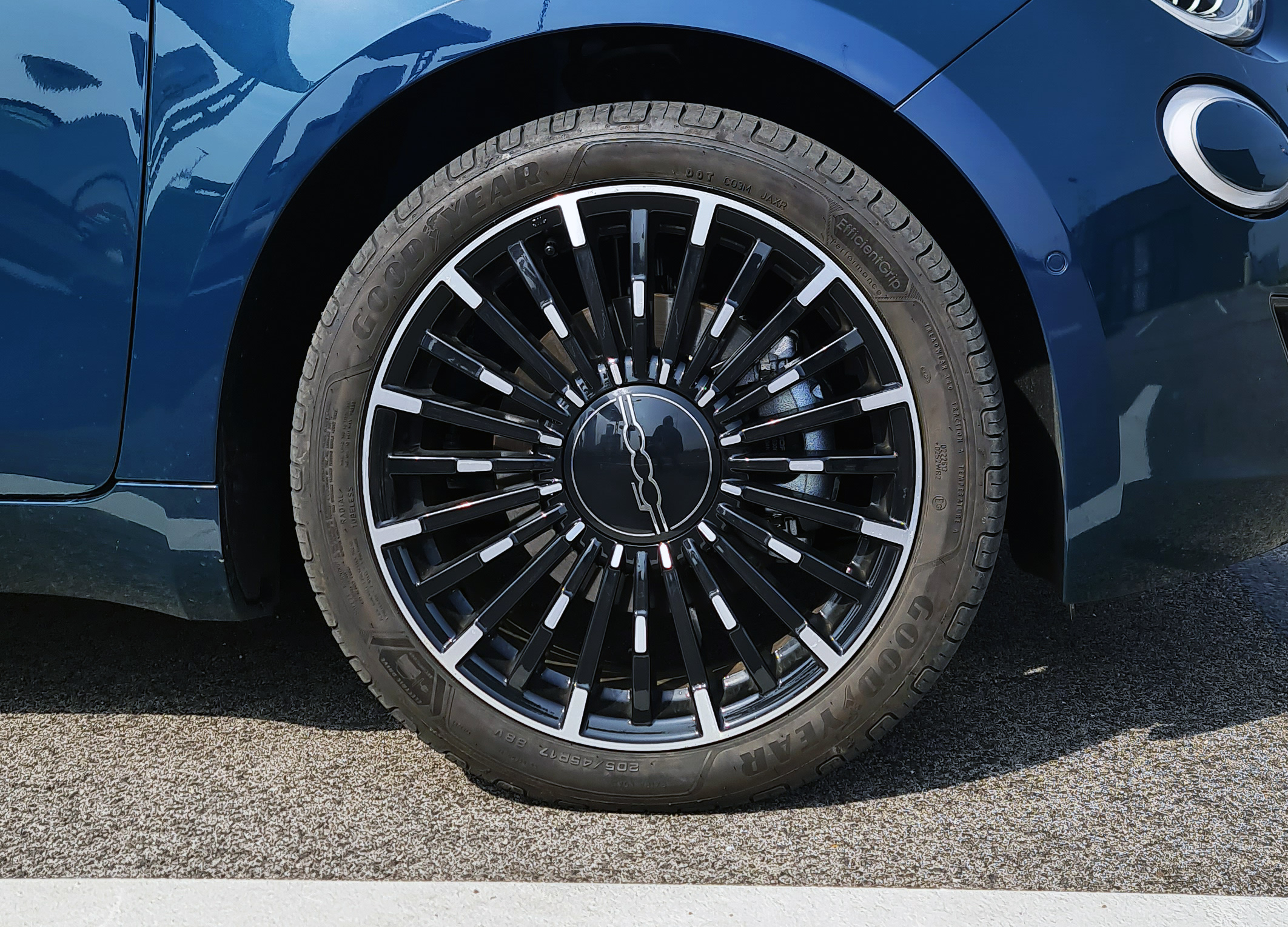 Autobazar.EU | Niektoré vozidlá majú skrutky kolies zakryté dizajnovými krytmi, tie musíte pred meraním demontovať. Budete potrebovať vidieť skrutky kolies aj stred disku.