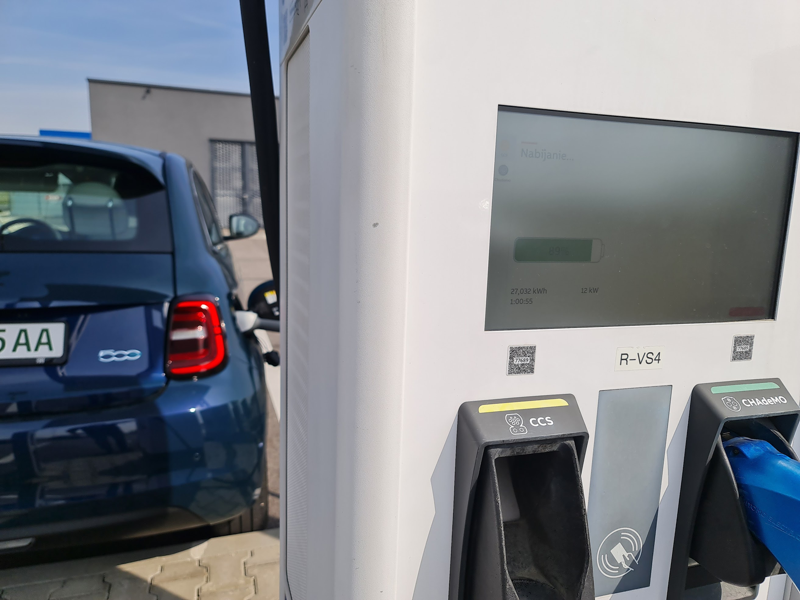 Redakcia Autobazar.EU. Nabíjanie elektromobilu FIAT 500e na rýchlonabíjacej stanici ZSE Drive na odpočívadle Rovinka