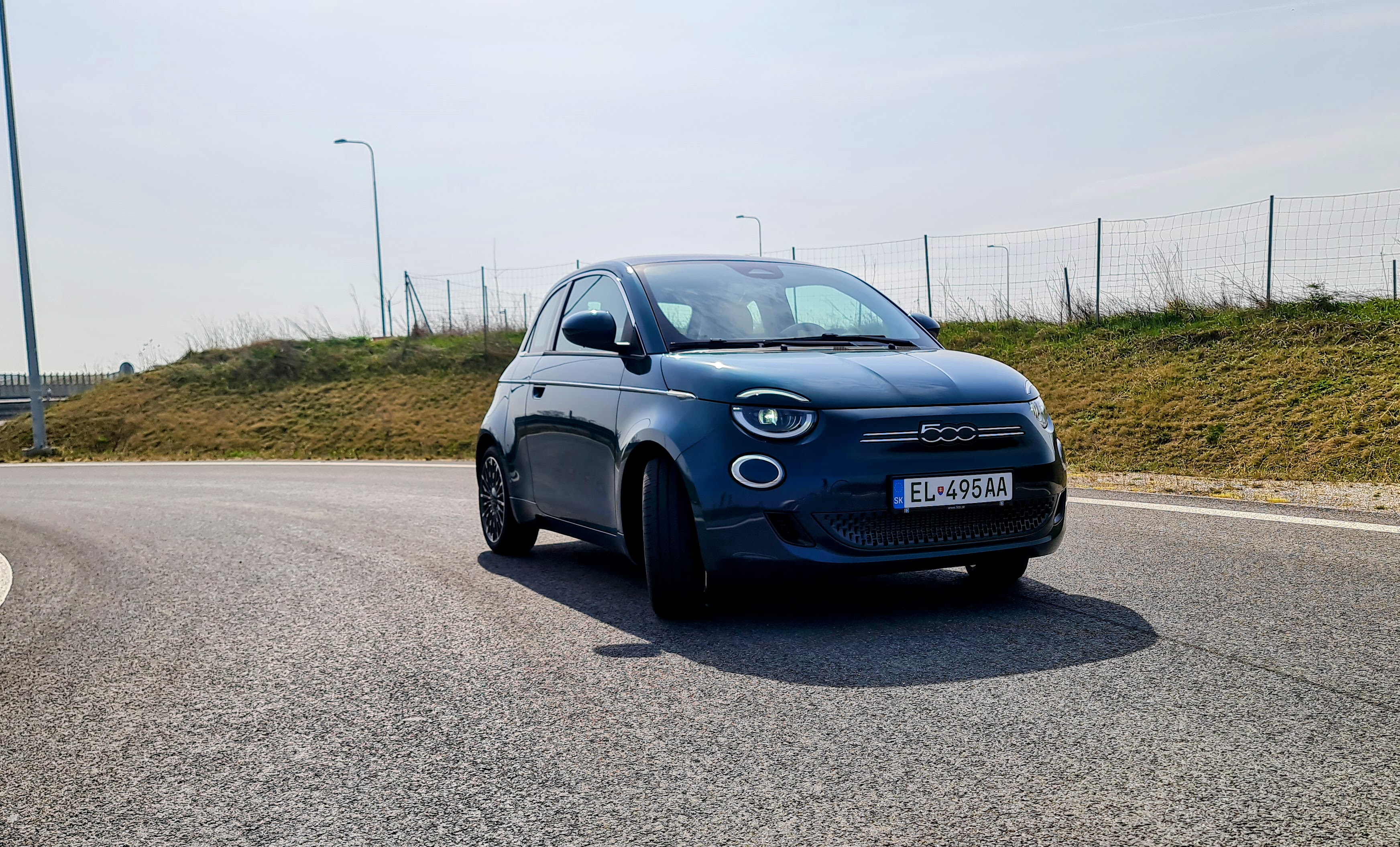 Autobazar.EU. Elektromobil Fiat 500e v slovenskom redakčnom teste. Recenzenti oceňujú vysokú kvalitu vyhotovenia interiéru a jazdné vlastnosti, reálny dojazd je však sklamaním