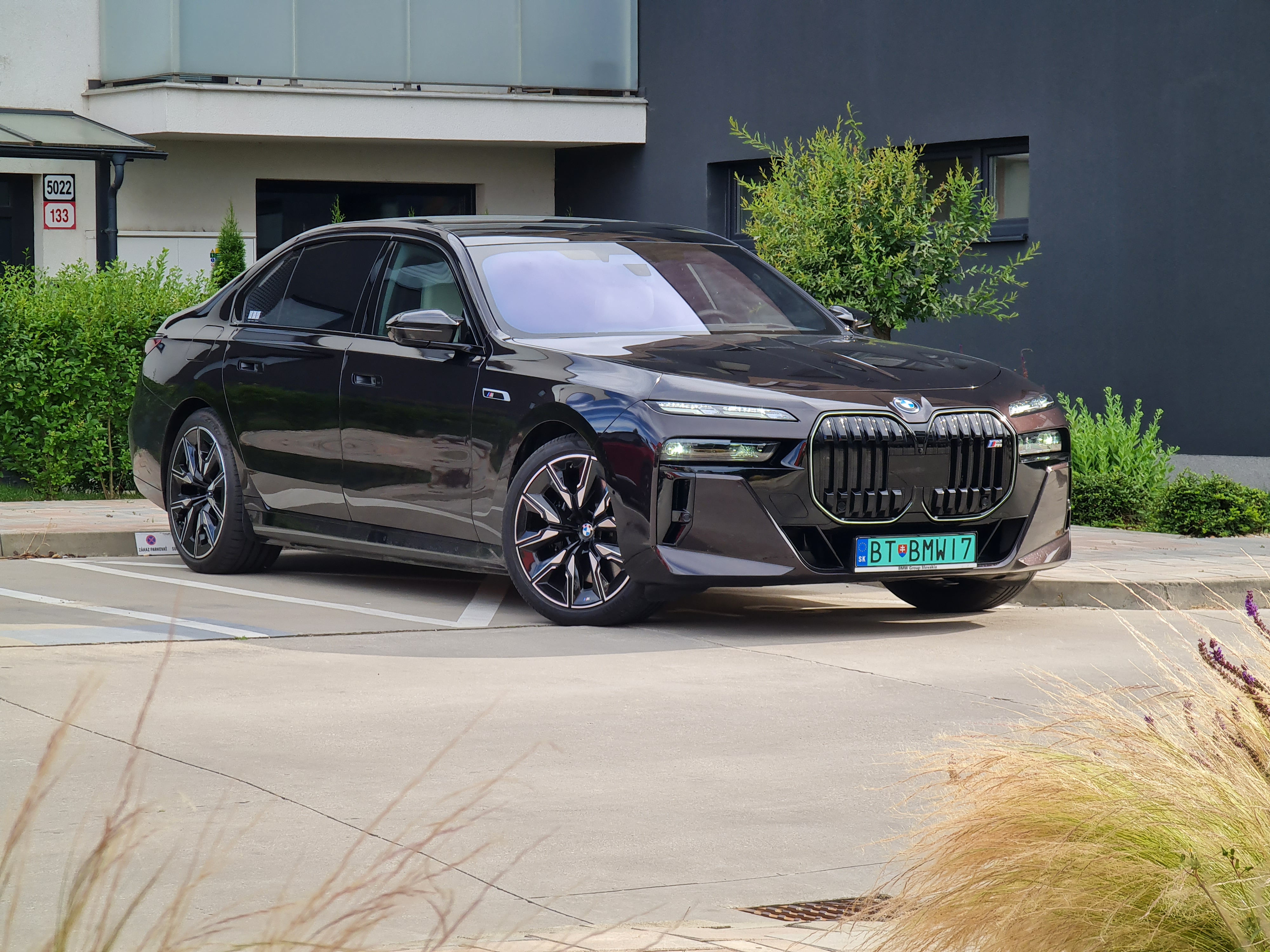 E. Stríž. Test BMW i7 xDrive M70 sme si extrémne užili, pretože elektrická limuzína je slovom úchvatná. Opäť ale platí, že prvý majiteľ za ňu zaplatí neúmerne viac, než ten druhý - hoci aj po jedinom roku