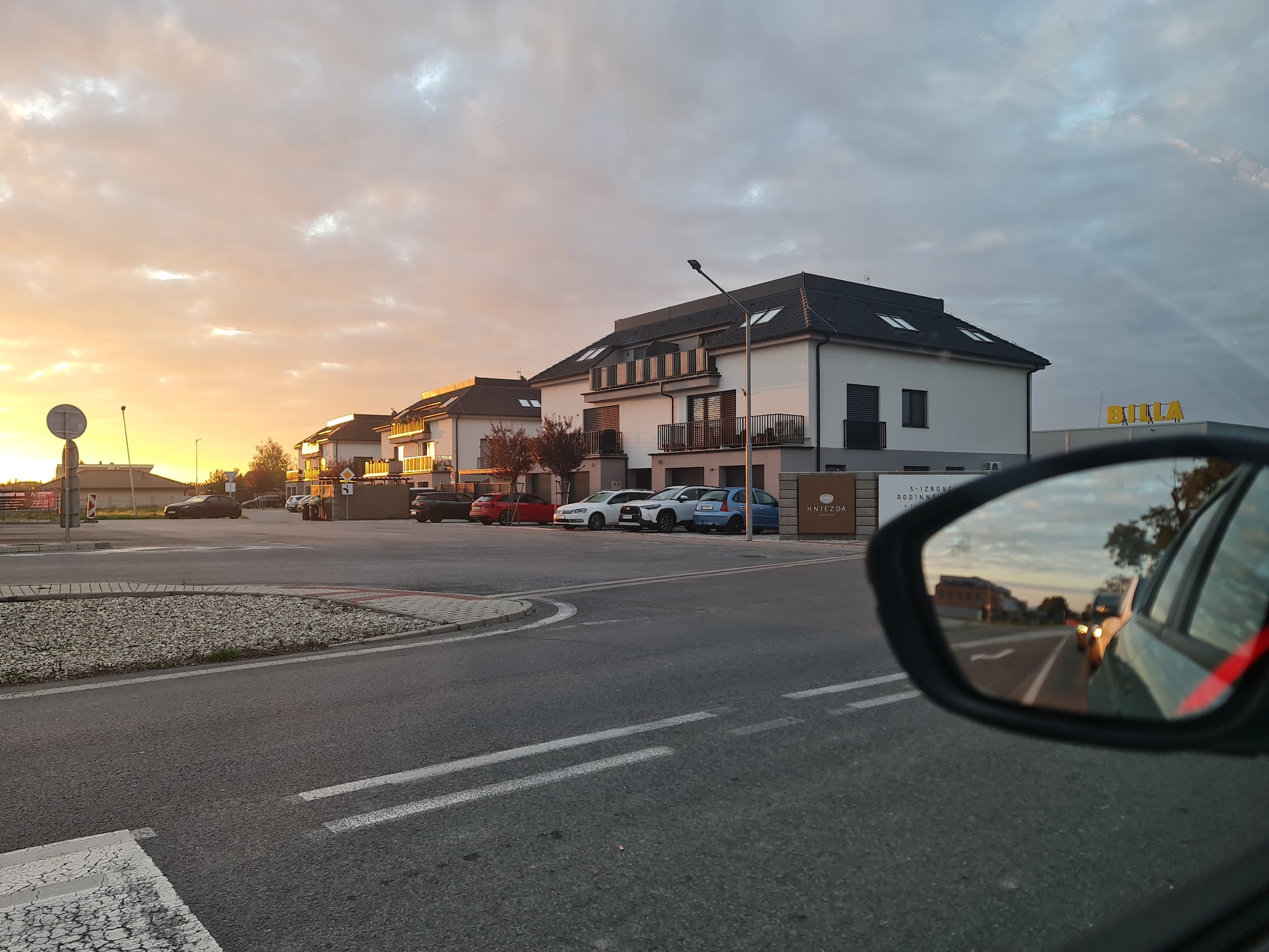 Dopravnaporadna.sk. Nenechajte sa pomýliť, niekedy vzniká takéto vodorovné dopravné značenie chybou pri prekresľovaní. Príkladom takejto chyby boli donedávna dve prerušované čiary vedľa seba v Moste pri Bratislave