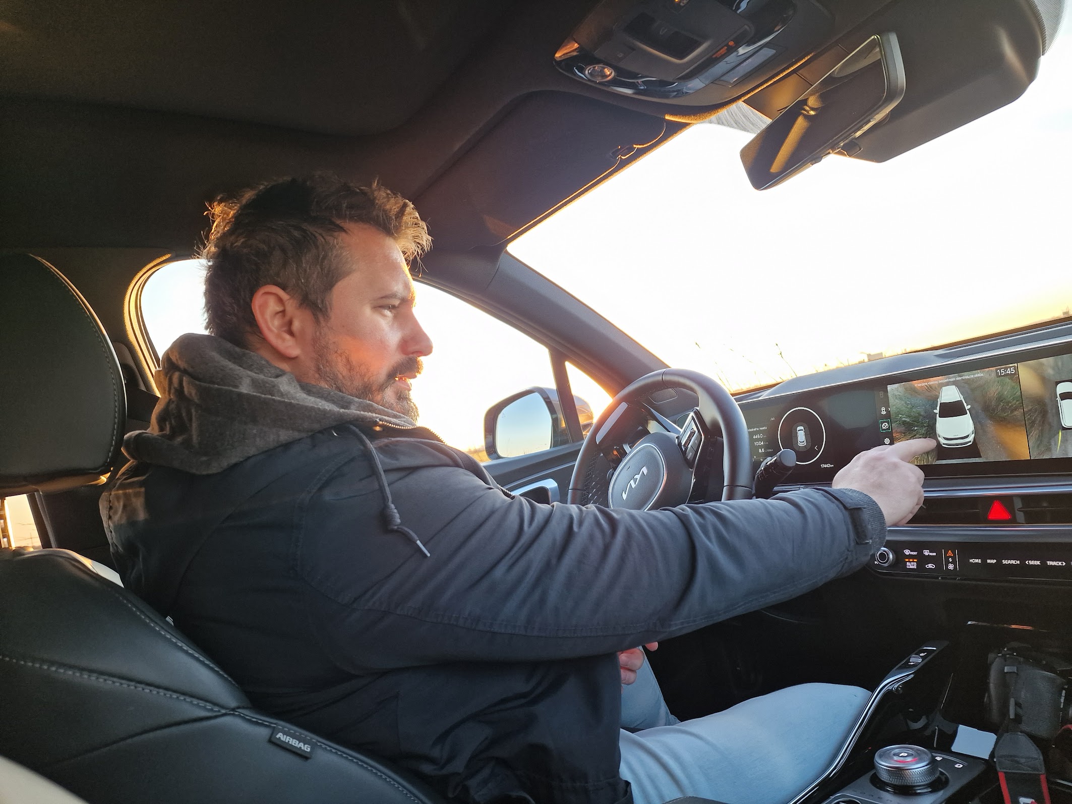 Autobazar.EU. Už sme si celkom zvykli na to, že vodiči počas jazdy manipulujú s displejmi a nesledujú cestu. Takéto rozptýlenie u autopilota možné nie je.