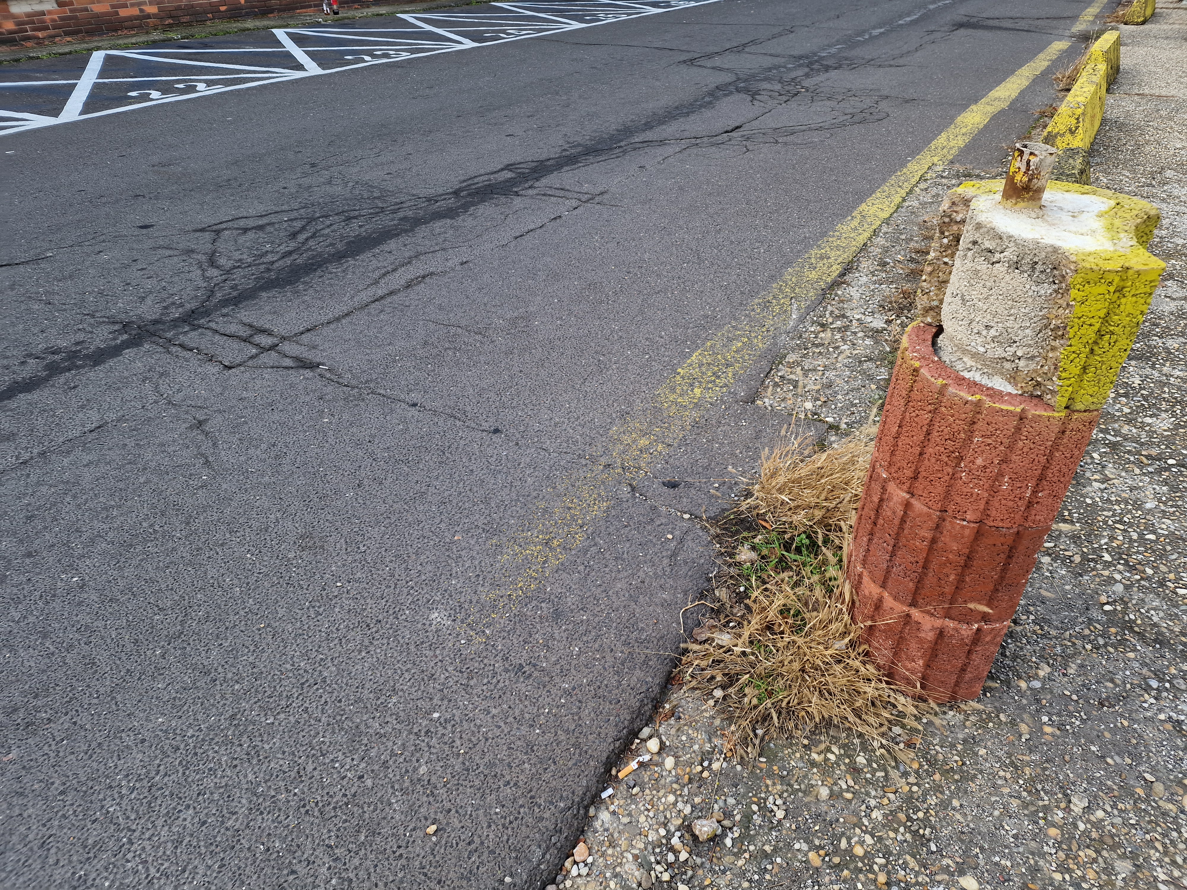 Autobazar.EU / Žltá čiara na okraji cesty platí aj v prípade, že je poškodená, ako na fotografii z Bratislavy