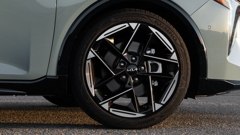 Malé veľké auto pre masy. Tak by sa dala charakterizovať novinka Kie, ktorá má našliapnuté na to, stať sa hitom predaja v celosvetovom meradle. Aké vlastnosti dostal nový sedan s veľkosťou combi? 