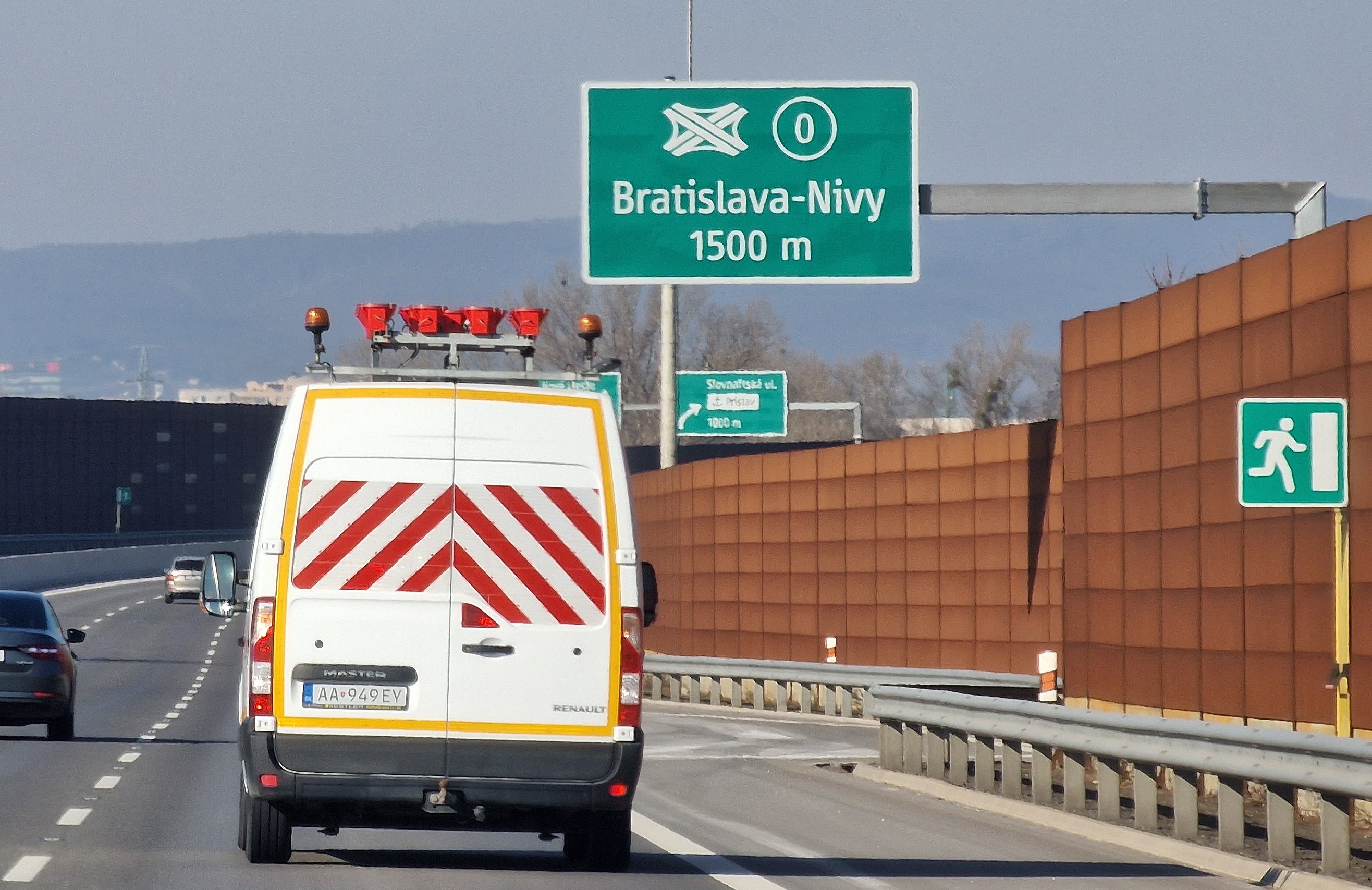 Autobazar.EU. Pôvodný zámer nepochybne nebol zlý. Tenká vrstva korózie mala ochraniť vnútorné štruktúry materiálu, a tak ho spraviť nevšedne trvácnym. V našich podmienkach sa však korózia stala hĺbkovou.