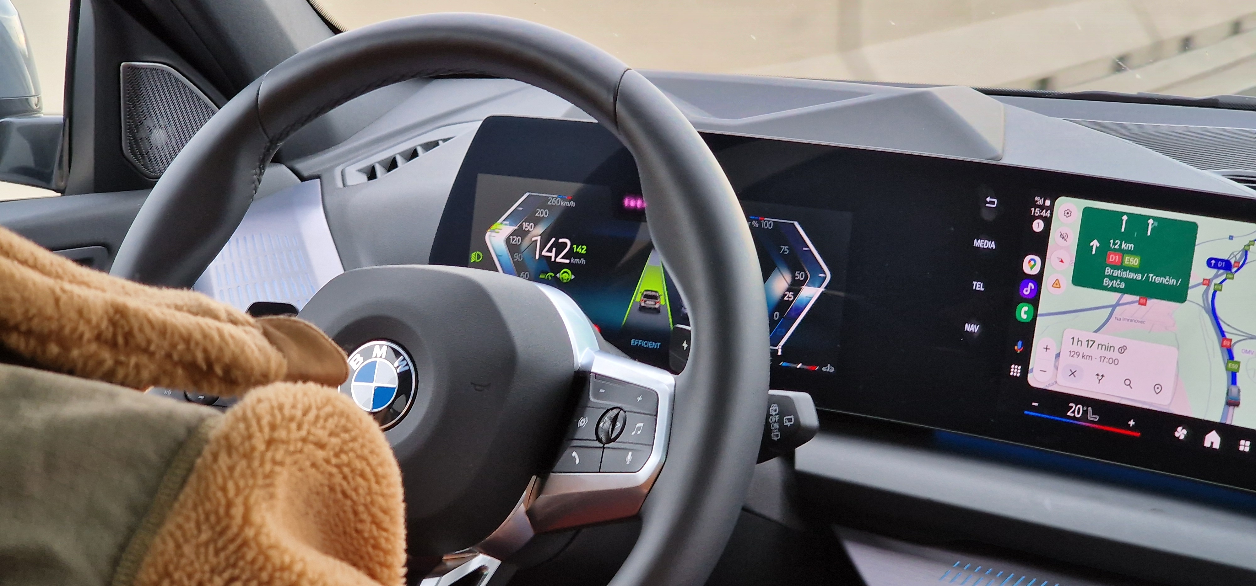 Autobazar.EU. Vaše auto by nemalo triasť volantom ani pri rýchlosti 140 km/h. Ak sa to deje, ide o symptóm servisného problému.