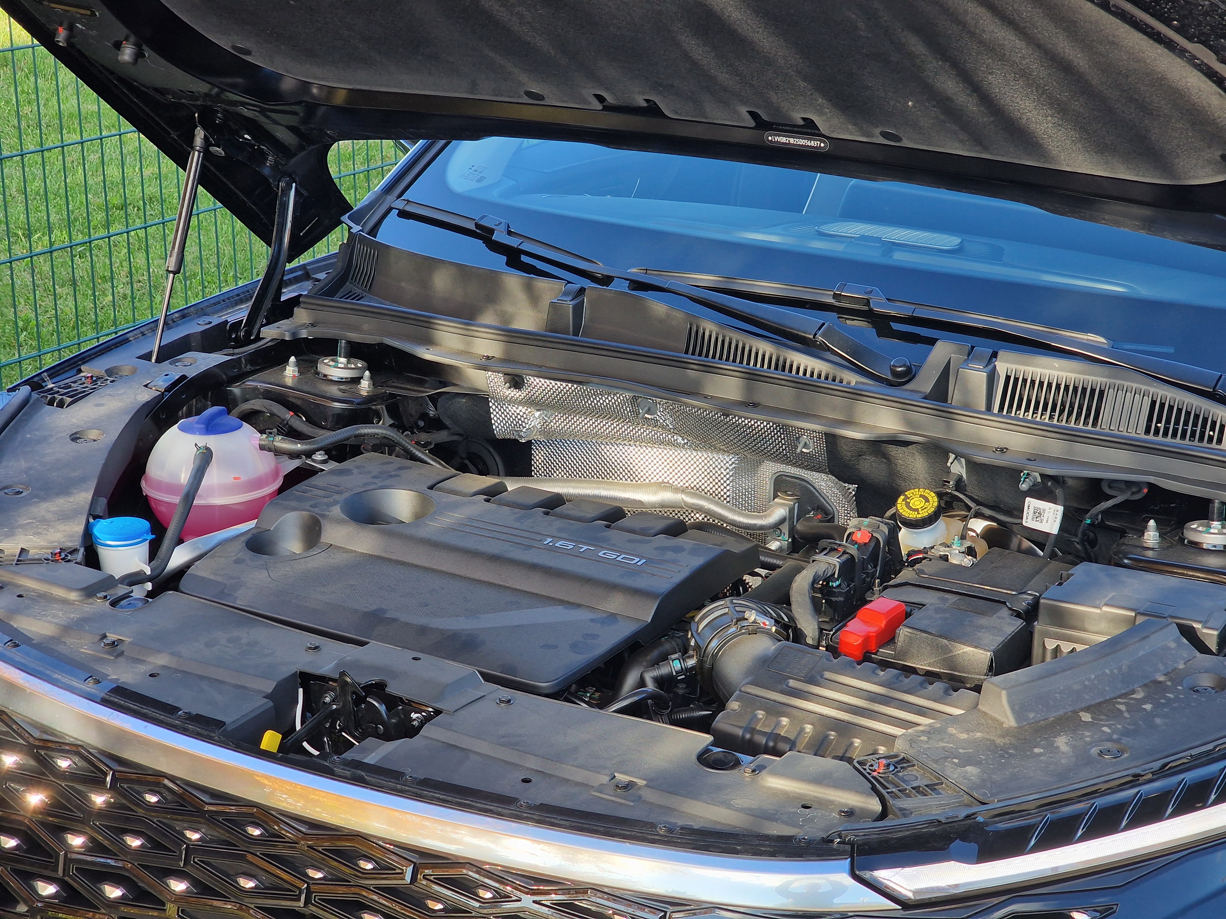 Autobazar.EU. Obmedzenú životnosť autobatérií majú všetky autá, vrátane tých moderných čínskych. Na fotografii motorový priestor vozidla Omoda 5 s benzínovým motorom s elektrifikáciou