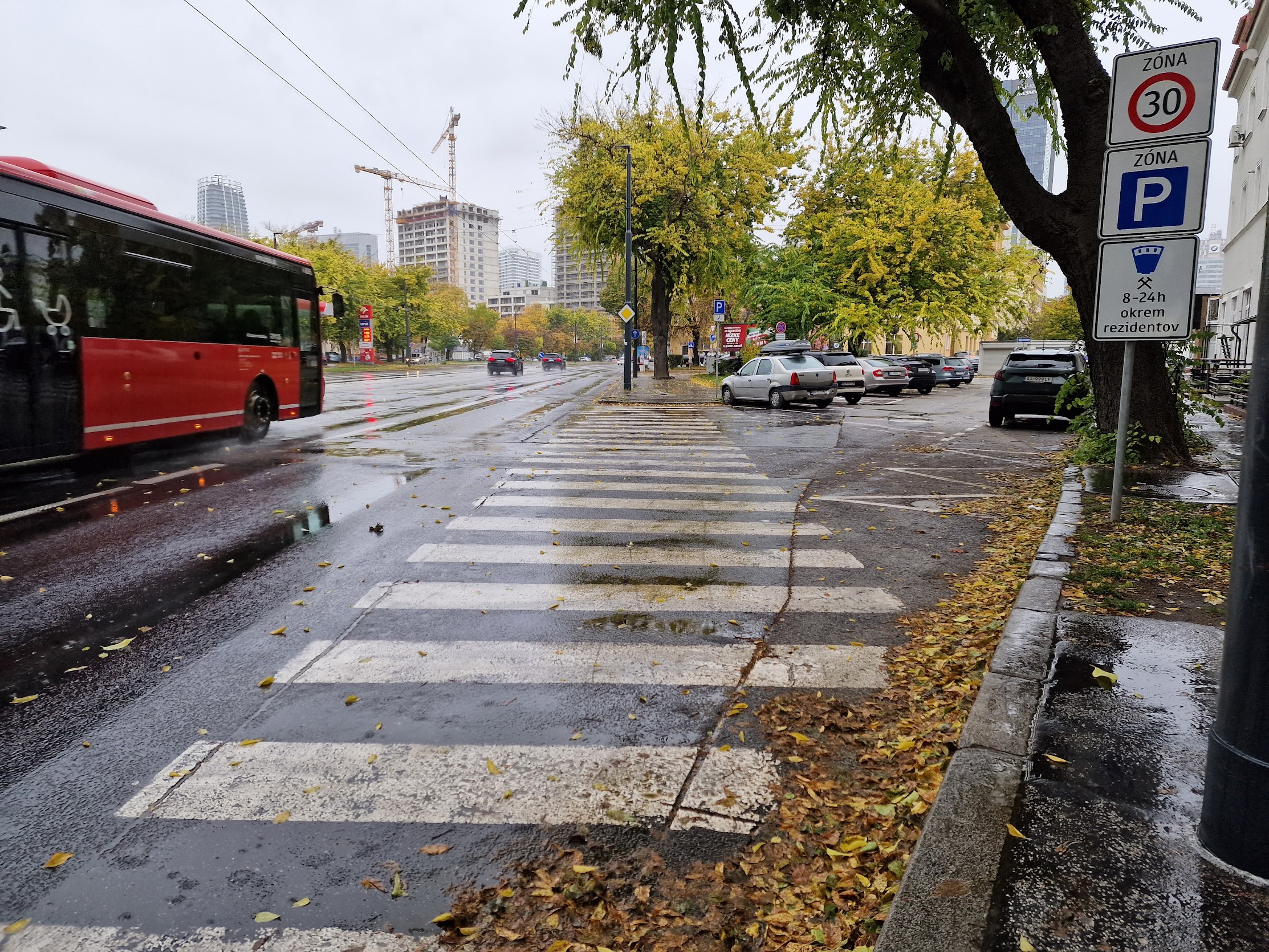 Autobazar.EU. Vyhýbať sa bielym pruhom na vozovke má zmysel, niekedy je to však skoro nemožné. Je na mieste zvýšiť opatrnosť.