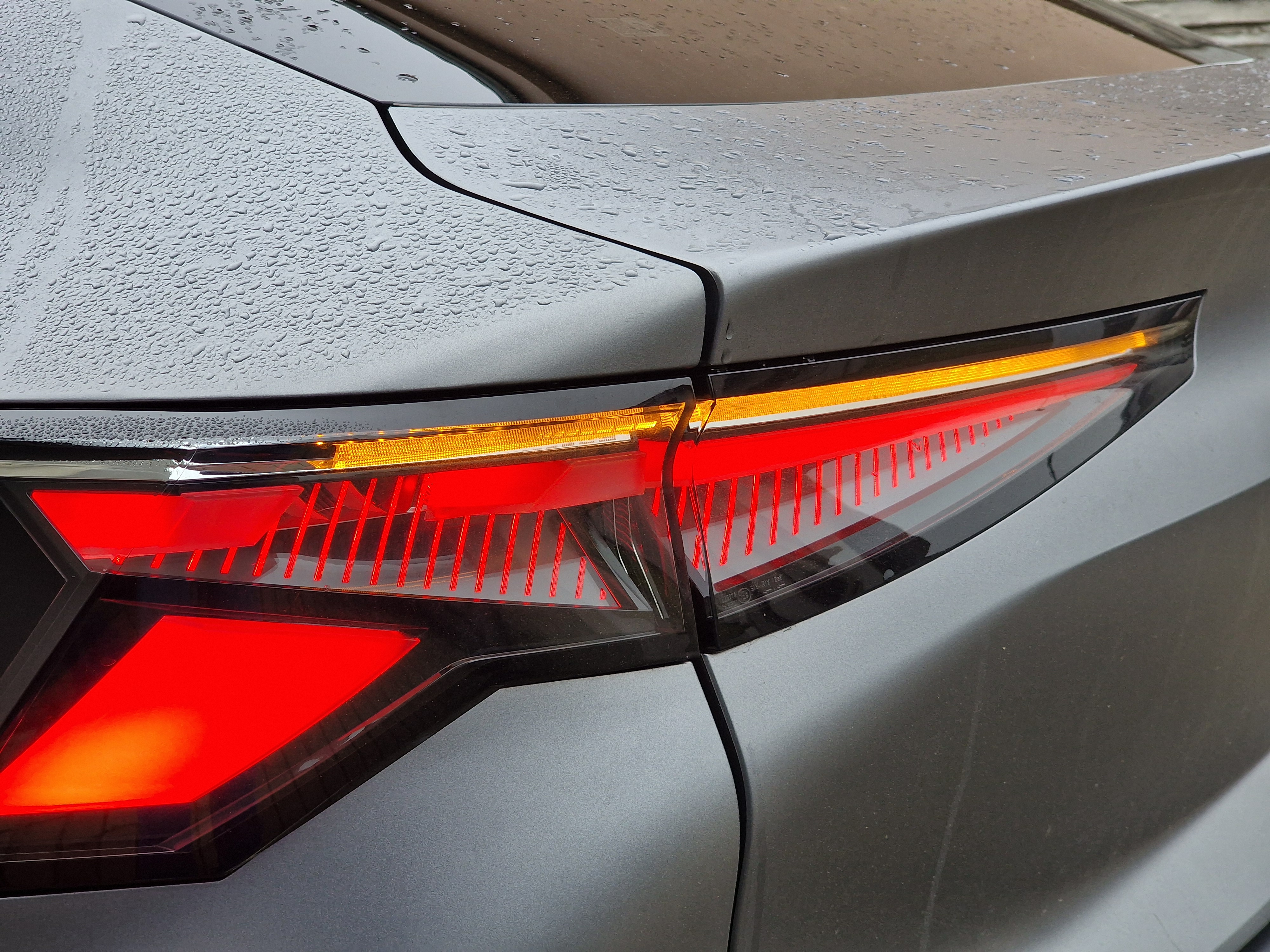 Redakcia Autobazar.EU. Smerové svetlo s výstražnou funkciou na testovanom Renaulte Rafale PHEV